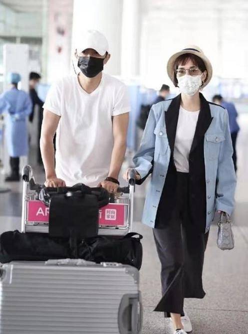 西装|韩庚与卢靖姗出行，韩庚穿白T恤负责推车！