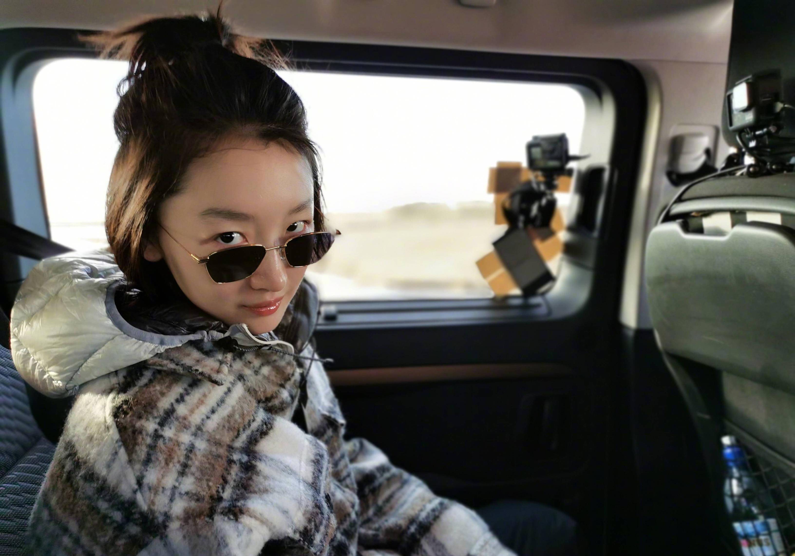 黑色|周冬雨生日晒“特别”蛋糕,别看她平时穿得时髦,吃的却很接地气