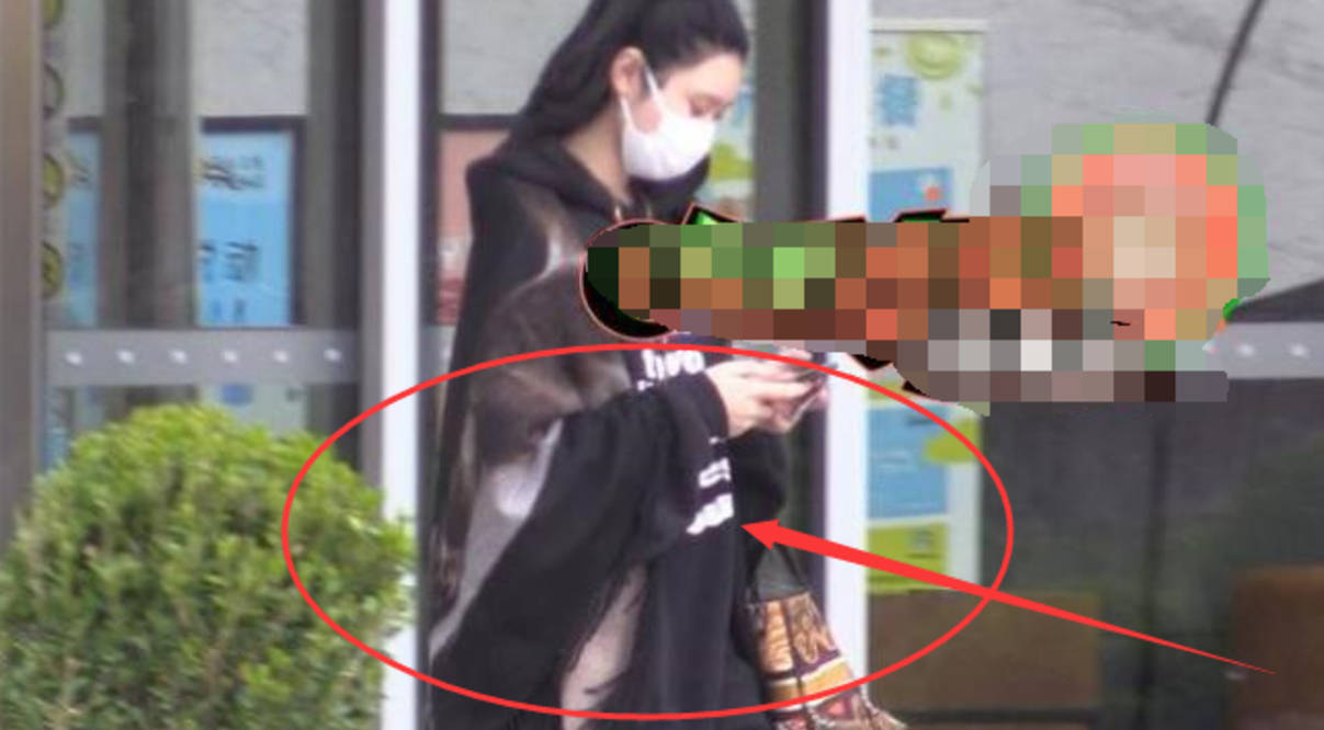 何猷君|好事将近？奚梦瑶全身宽松黑衣出门，脚踩平底鞋肚子隆起明显！