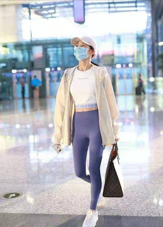 女神|苗苗穿健美裤走机场，公众场合还不遮臀型，挎几万包包像贵妇