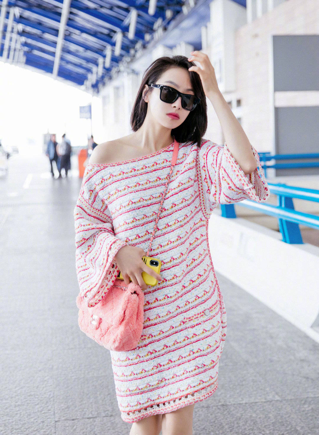 连衣裙|宋茜穿4万块连衣裙走机场!配贵价毛绒包惹人关注 看出高级感了吗