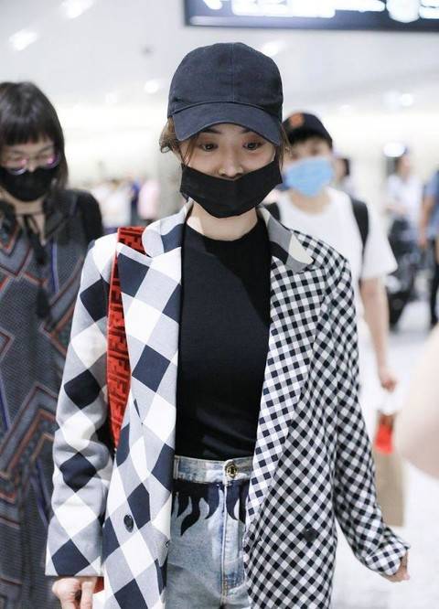 西装|韩庚与卢靖姗出行，韩庚穿白T恤负责推车！