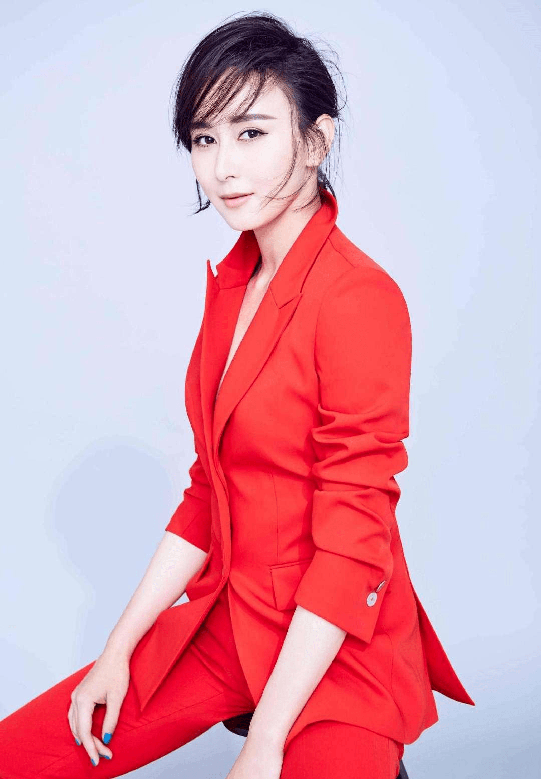 胡静真|胡静真没“阔太架子”，白T恤搭配半身裙简约温柔，低调随性