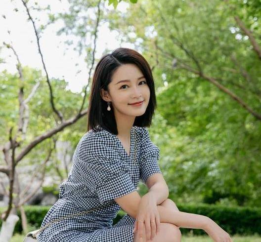 妖精|气质女神李沁，美得独特，黑白配都穿出高级感，不愧被赞中国妖精