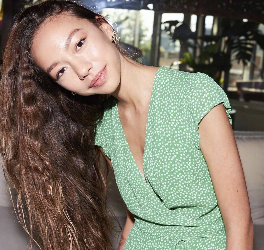 颜色|邓文迪为爱女庆生！女儿穿V领碎花裙超气质，纤细身材样貌太像妈
