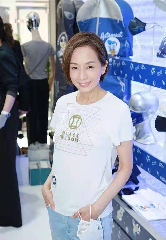 氛围|张国荣前女友最新近照，61岁状态超好，淡妆出镜秒杀旁边暴露女