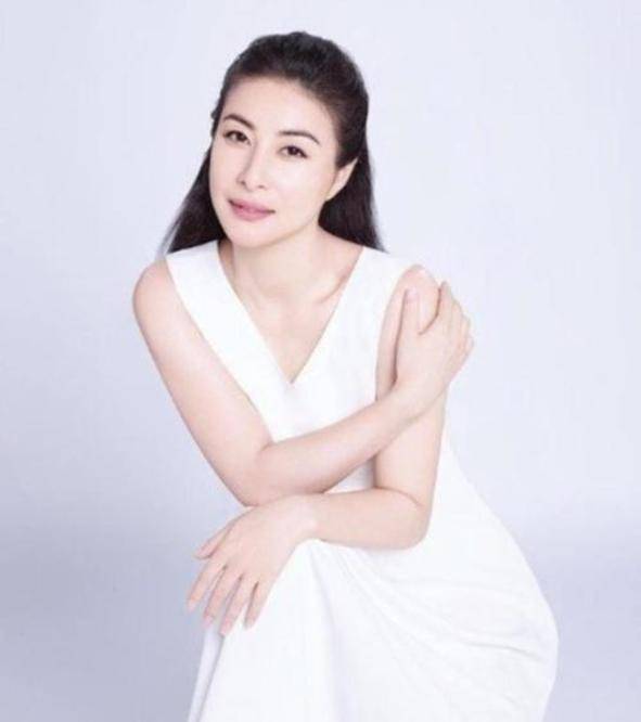 郭晶晶|郭晶晶穿旧裙配卷发好有女人味，公开表白老公真甜？