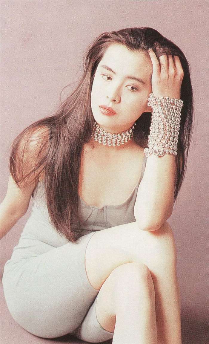 1984年,王祖贤在台主演了电影处女作《今年的湖畔会很冷》,同时 该片