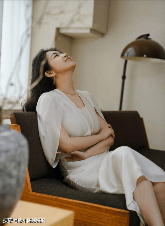 上半身|谁说基础款只能搭出简约风？华丽感满满的夏日风情原来这么简单