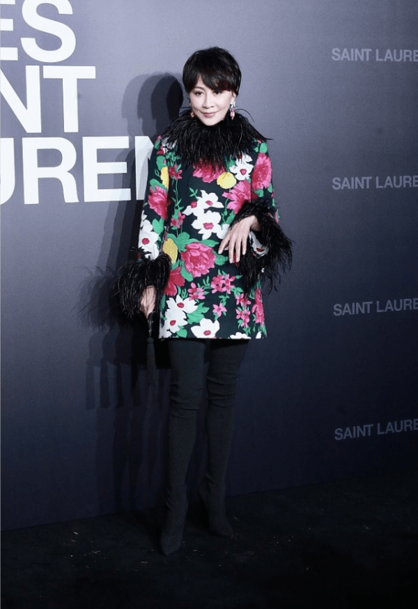 黑色|刘嘉玲真是个俏老太,这么大岁数穿花衣也没压力,虽浮夸但挺抢镜