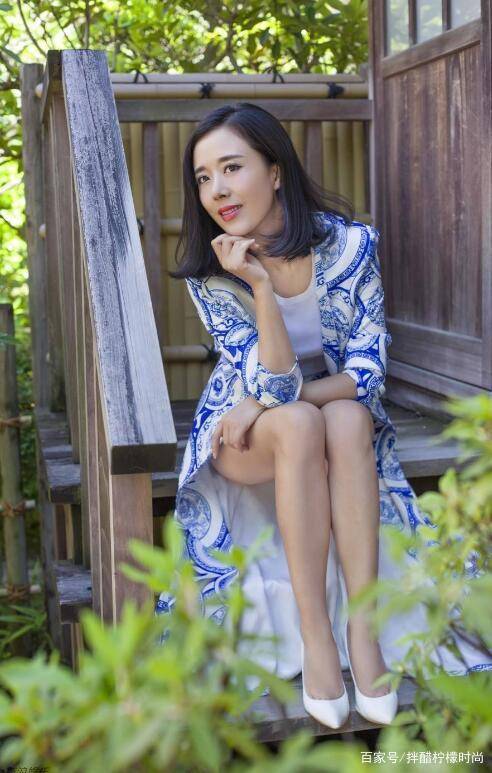 好身材|颜丹晨墨镜配黄色小清新裙，好身材一览无几，青春又靓丽