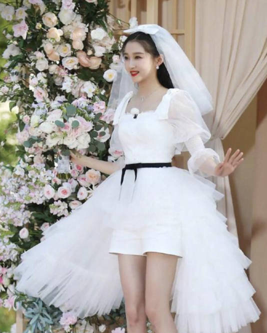 杨颖关|《跑男》杨颖关晓彤无互动，婚纱造型差距明显，女嘉宾竟遭排挤？！
