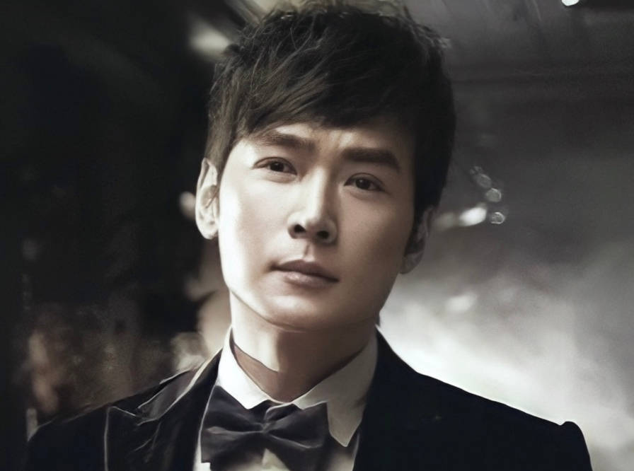 53岁焦恩俊成女装大佬!身材曼妙妖孽十足,妆容精致还以为是女儿!_照片