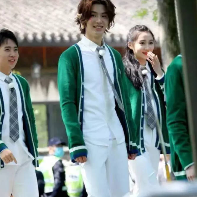 杨颖关|《跑男》杨颖关晓彤无互动，婚纱造型差距明显，女嘉宾竟遭排挤？！