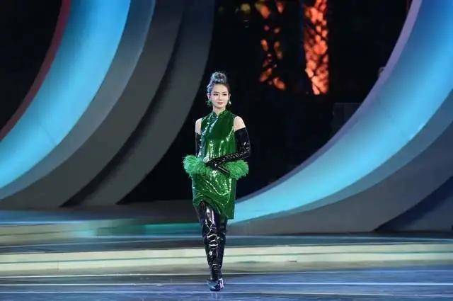 戚薇|金鸡奖开幕式女明星齐穿旗袍：戚薇像绿孔雀，金莎太圆润