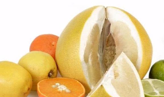 吃完柚子皮不要扔 柚子皮煮水 或许对身体有所帮助 现象