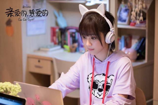 现实|杨紫《中餐厅》新造型，蓝色条纹裙搭甜美编发，网友：现实版佟年