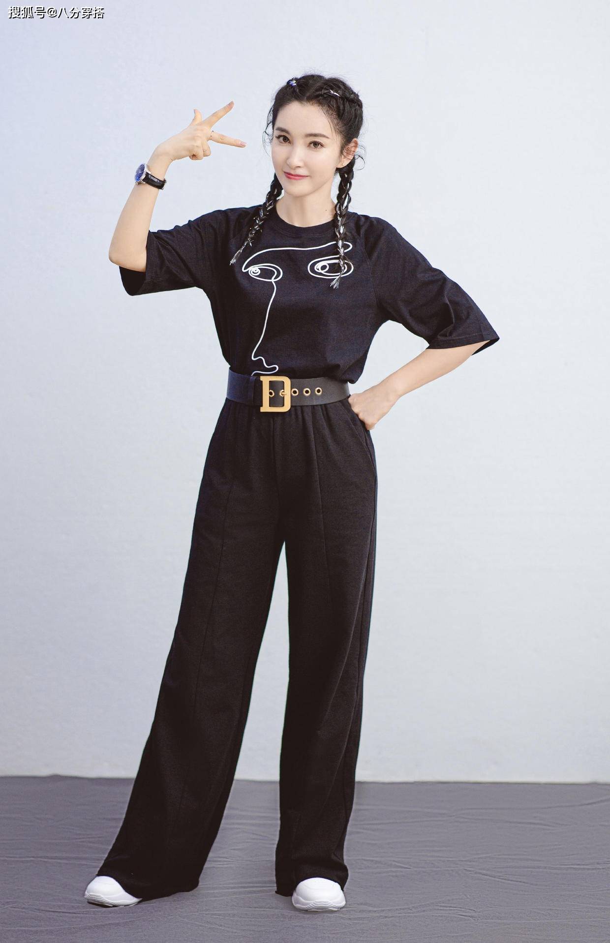 一身|48岁李冰冰容颜未老，一身玫红色西服套装干练潇洒，霸气潇洒