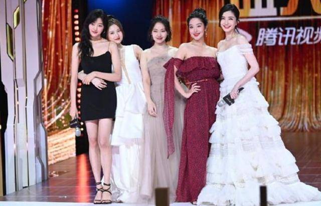 黑色|欢乐颂五美齐聚，几乎都穿露肩装，每个人都有自己美的特色