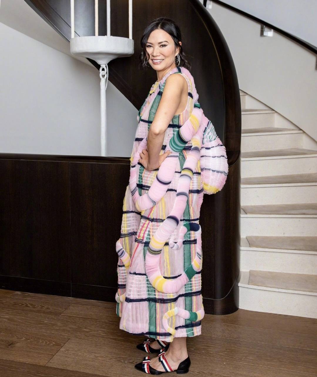 颜色|邓文迪为爱女庆生！女儿穿V领碎花裙超气质，纤细身材样貌太像妈