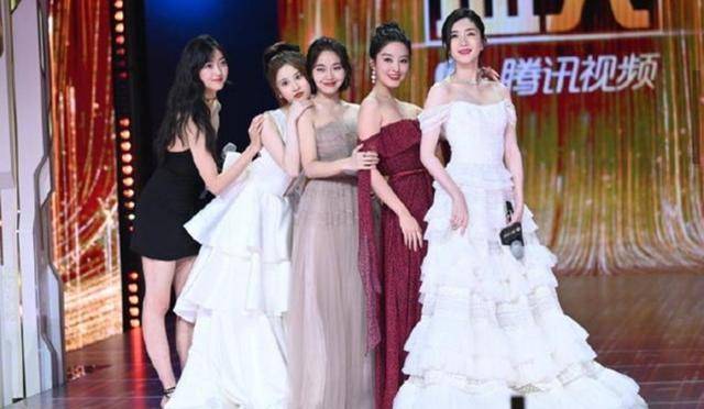 黑色|欢乐颂五美齐聚，几乎都穿露肩装，每个人都有自己美的特色