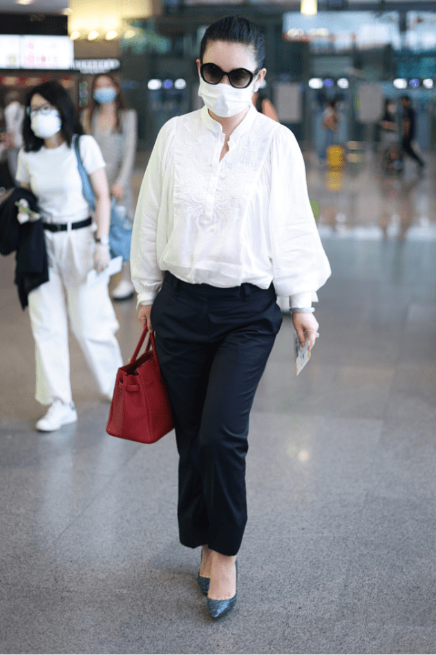 整体|秦海璐的气质太好了,烂大街的白衬衫都能穿得很好看,不扮嫩真美