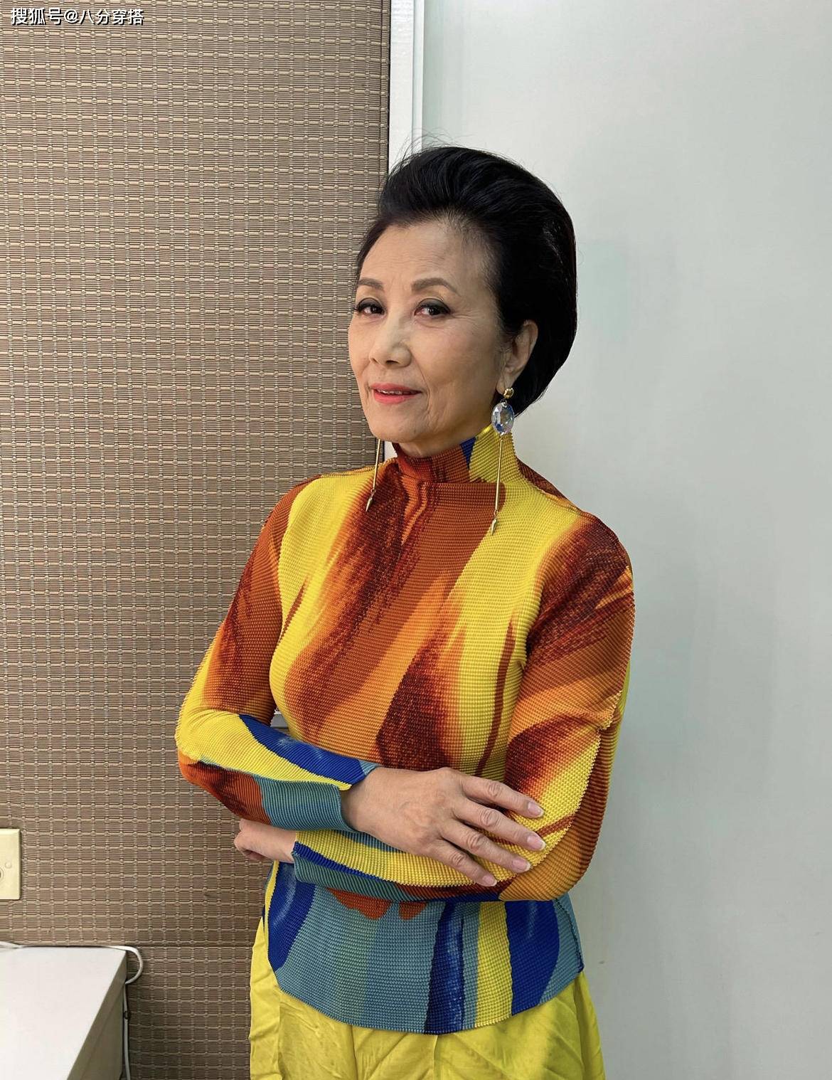廓形|汪明荃人老心不老，一身银灰色褶皱套装尽显年轻姿态，高级时髦