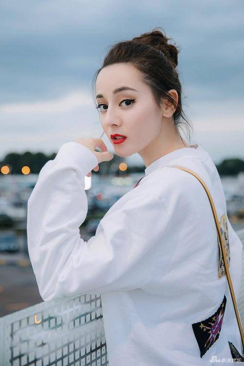 披肩|明星的穿搭就是好，卫衣也能穿出大片感
