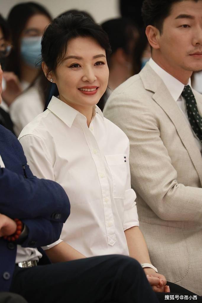 经典|又被周涛的优雅气质迷倒了，穿白衬衫配淡雅妆容亮相，美得很高级