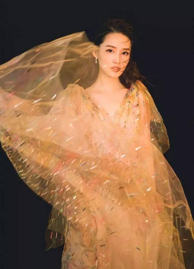 妖精|气质女神李沁，美得独特，黑白配都穿出高级感，不愧被赞中国妖精