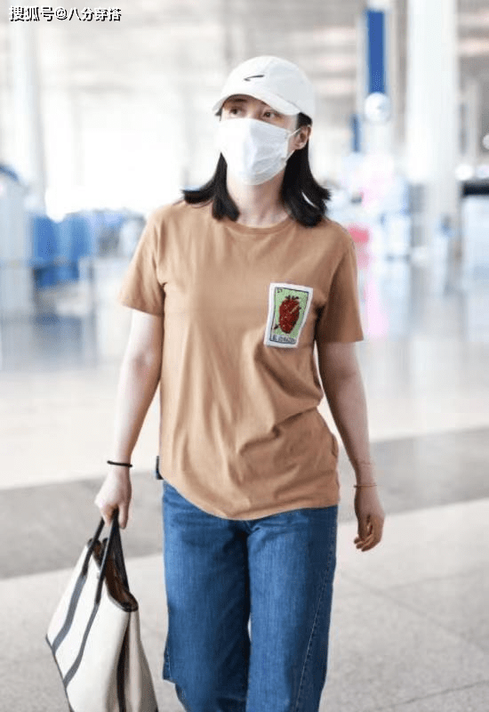 棕色|蒋勤勤真没明星架子,棕色T恤配牛仔裤简约休闲,和普通人没差别