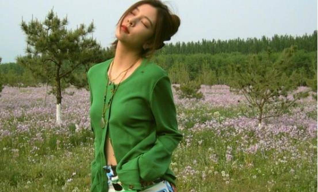 漂亮|宋妍霏大胆尝试“烟熏妆”，全程素颜怼脸拍，效果出来美翻众人！！