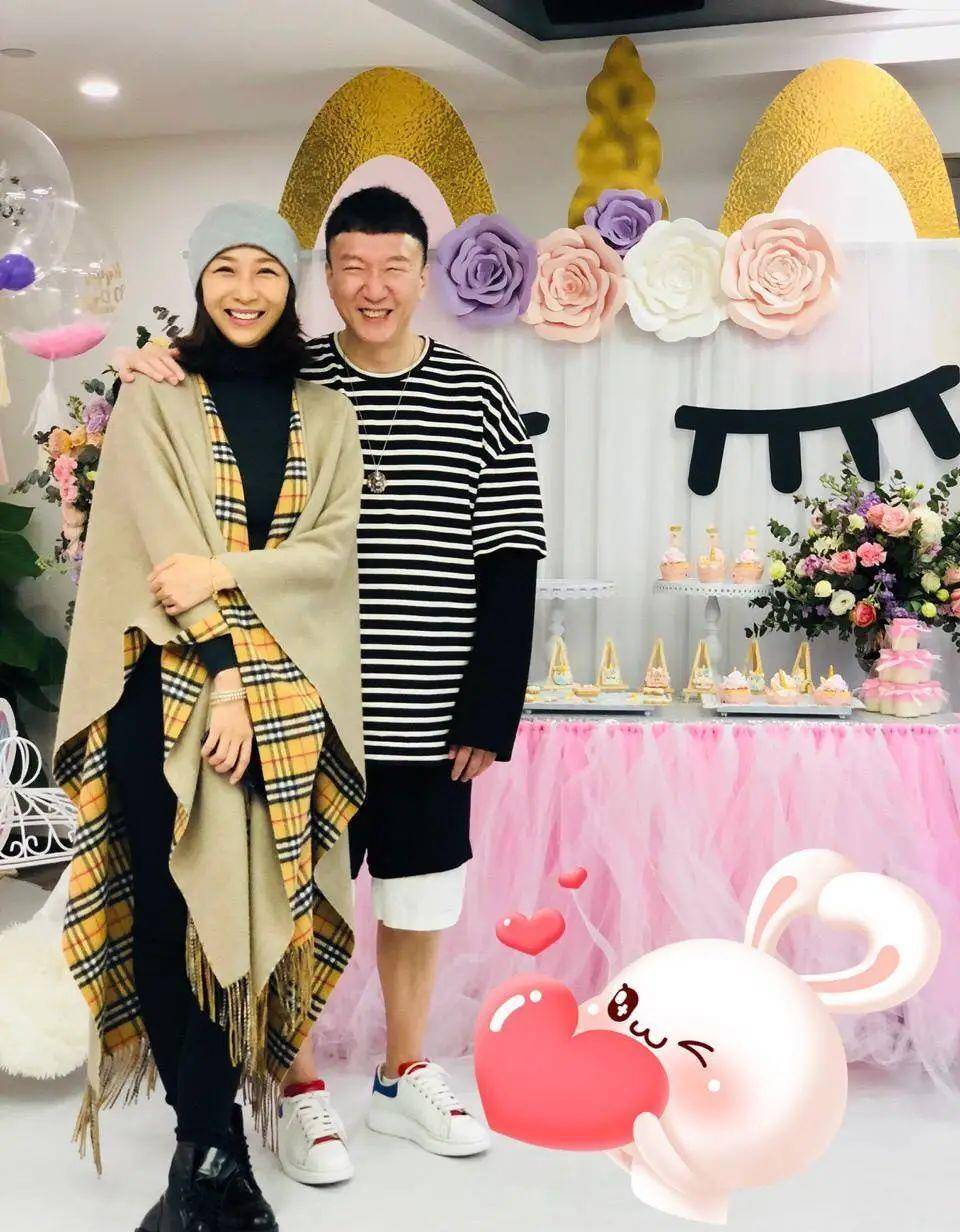 短裙|孙红雷小15岁老婆真会穿，墨绿短裙搭黑大衣，高贵又高级