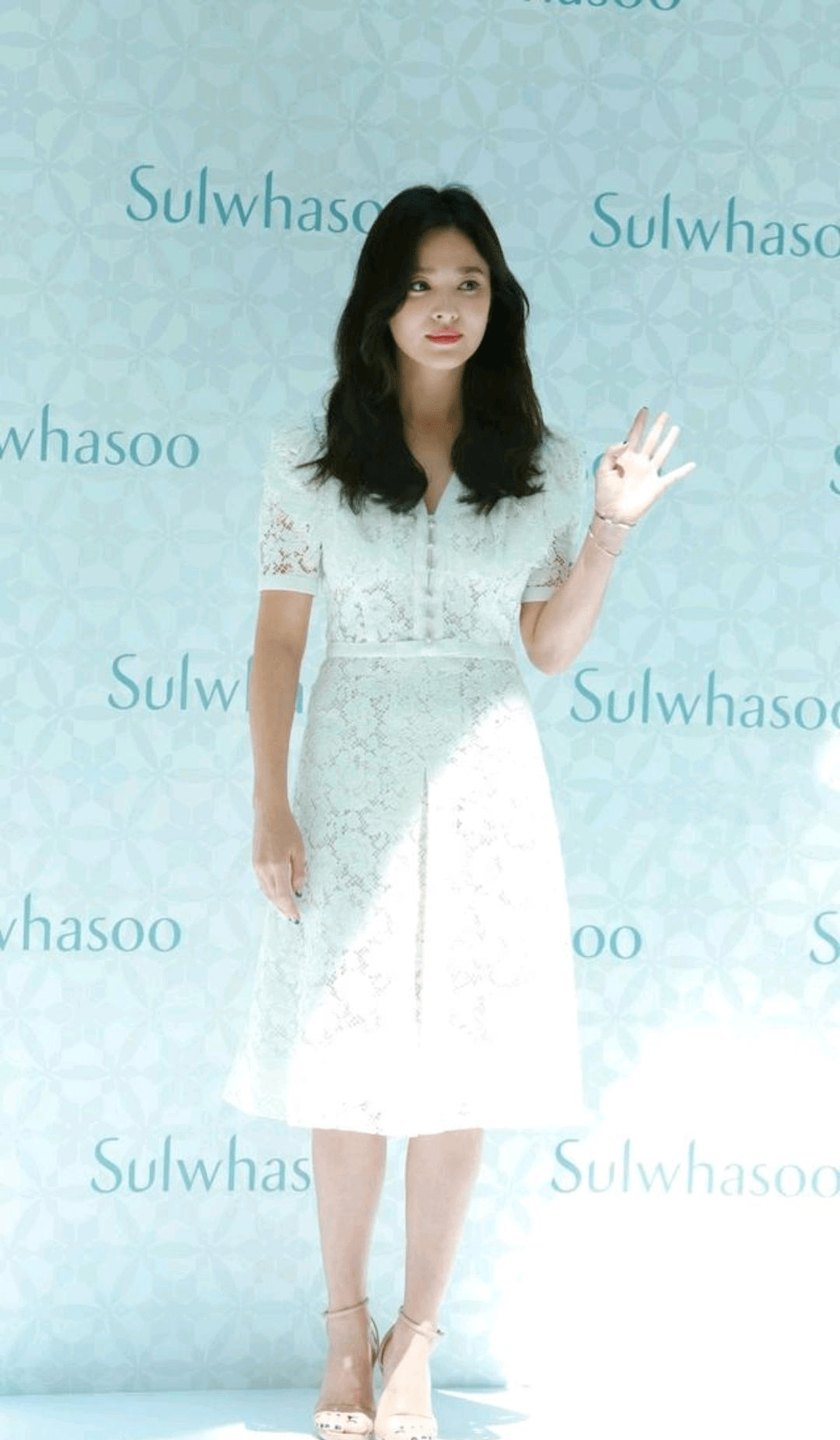 黑色|宋慧乔气质绝了!穿一件白色蕾丝上衣搭配印花半身裙,高级优雅