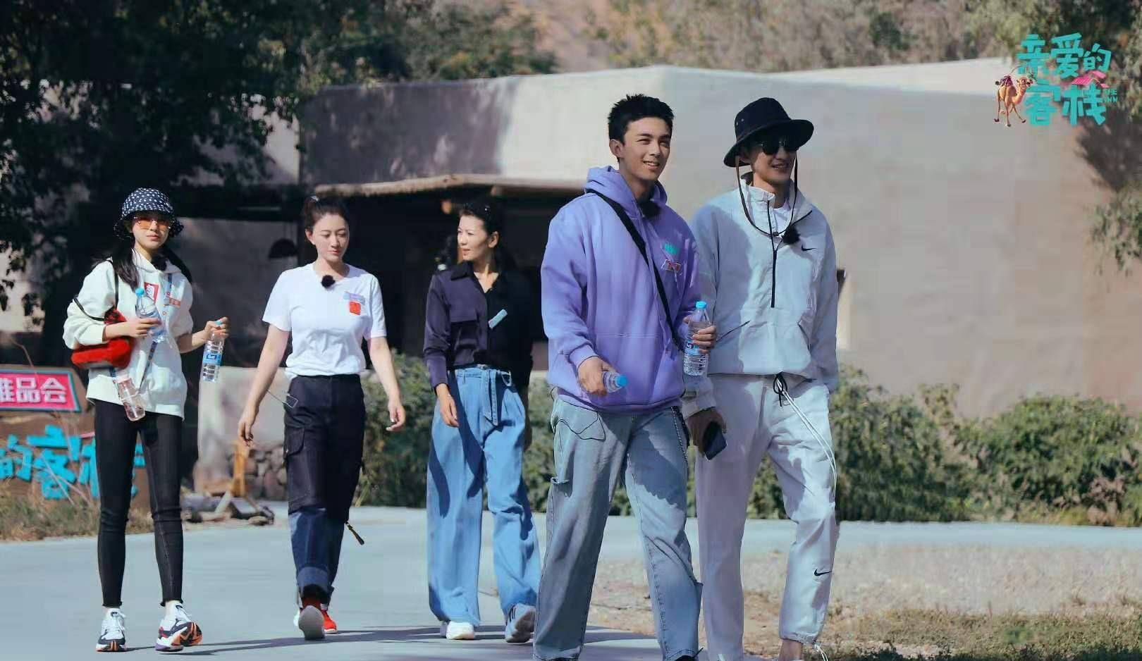 节目组|李小冉录制《亲爱的客栈》，仅仅T恤搭牛仔裤，造型简约不像43岁
