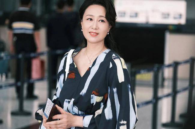 视觉|吴玉芳认真打扮挺贵气,穿黑色吊带裙优雅高级,老阿姨也是洋气人