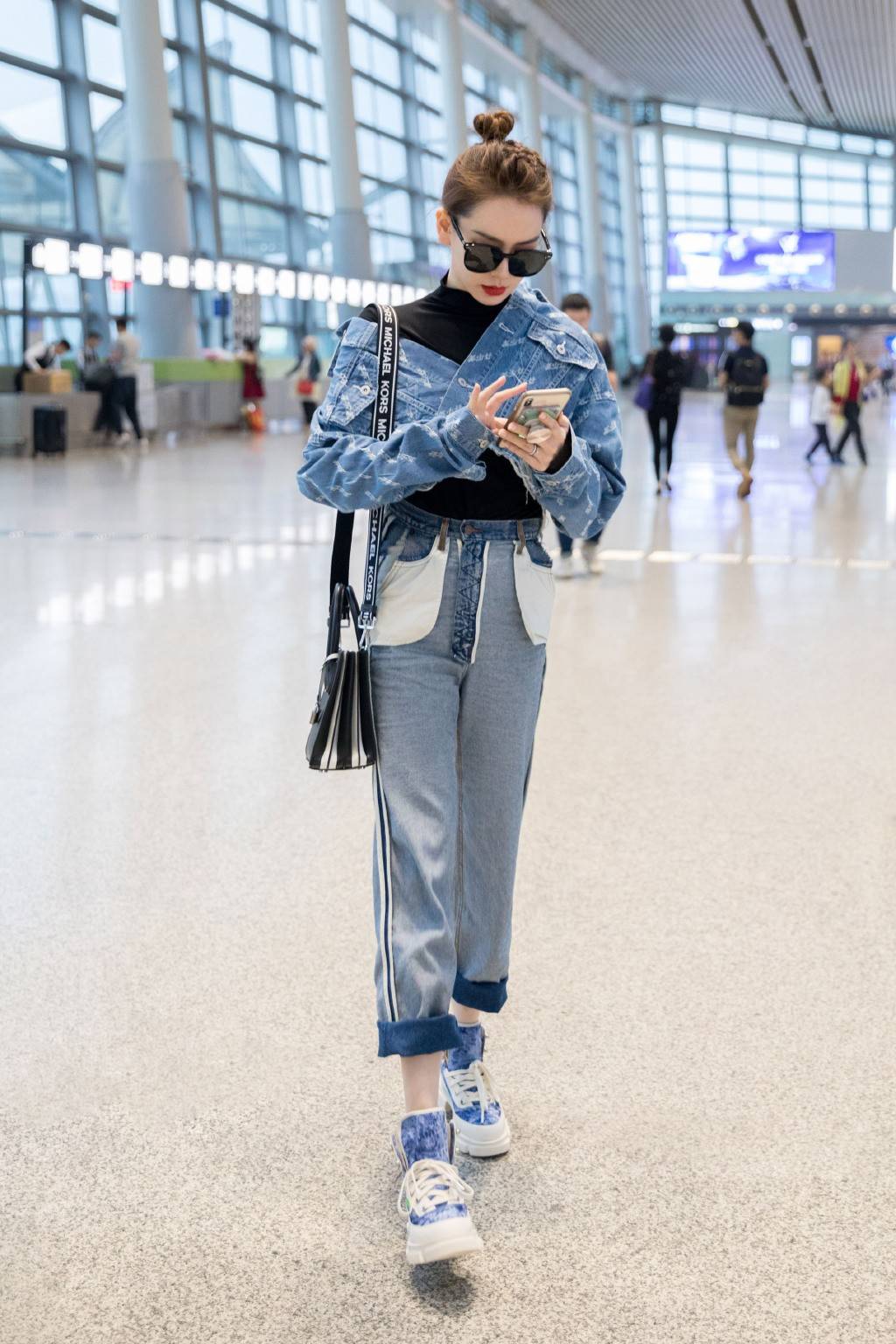 活动|戚薇总让人意想不到，修身粉裙看似包裹严实，可一坐下就成焦点了