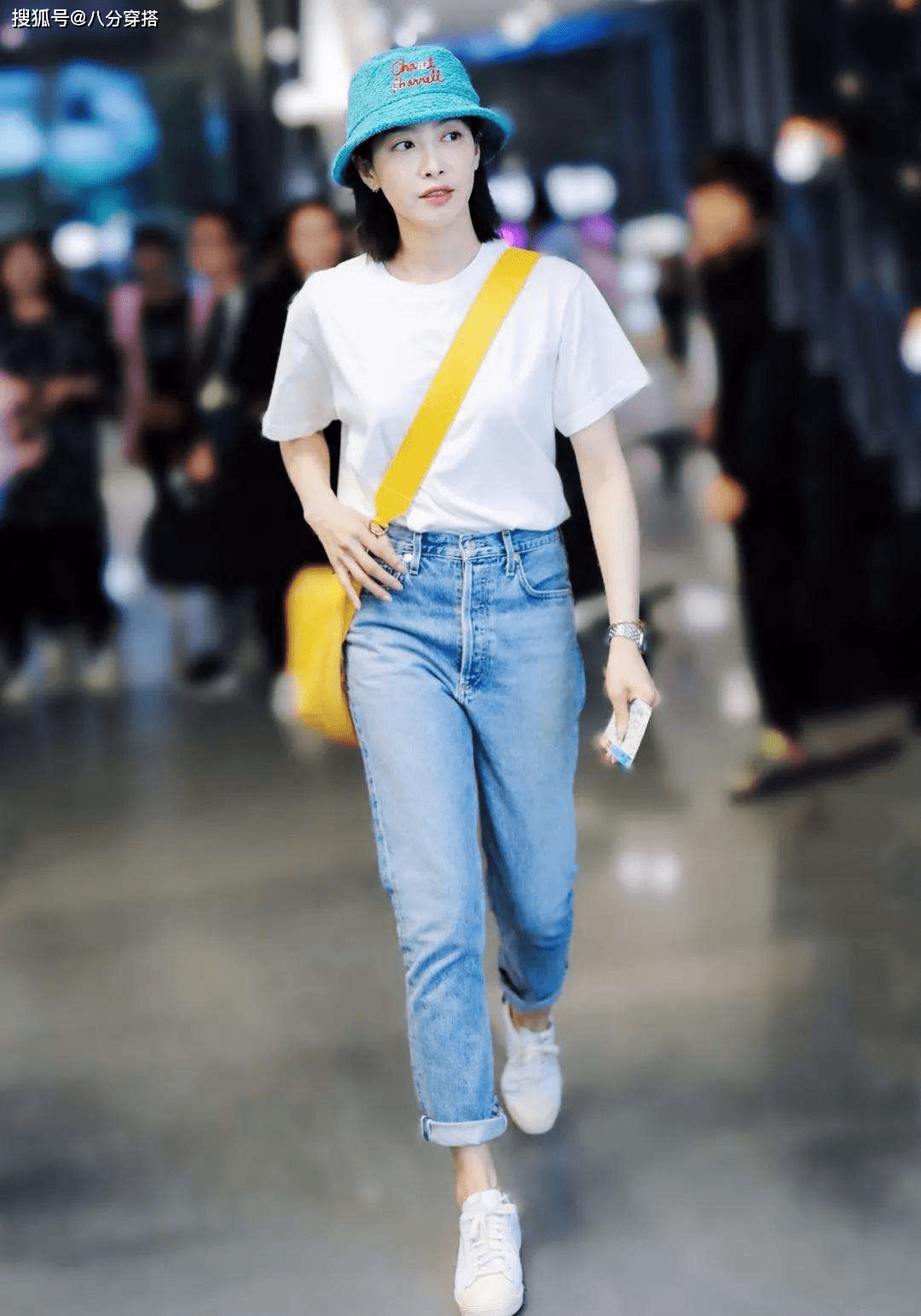 棕色|蒋勤勤真没明星架子，棕色T恤配牛仔裤简约休闲，和普通人没差别