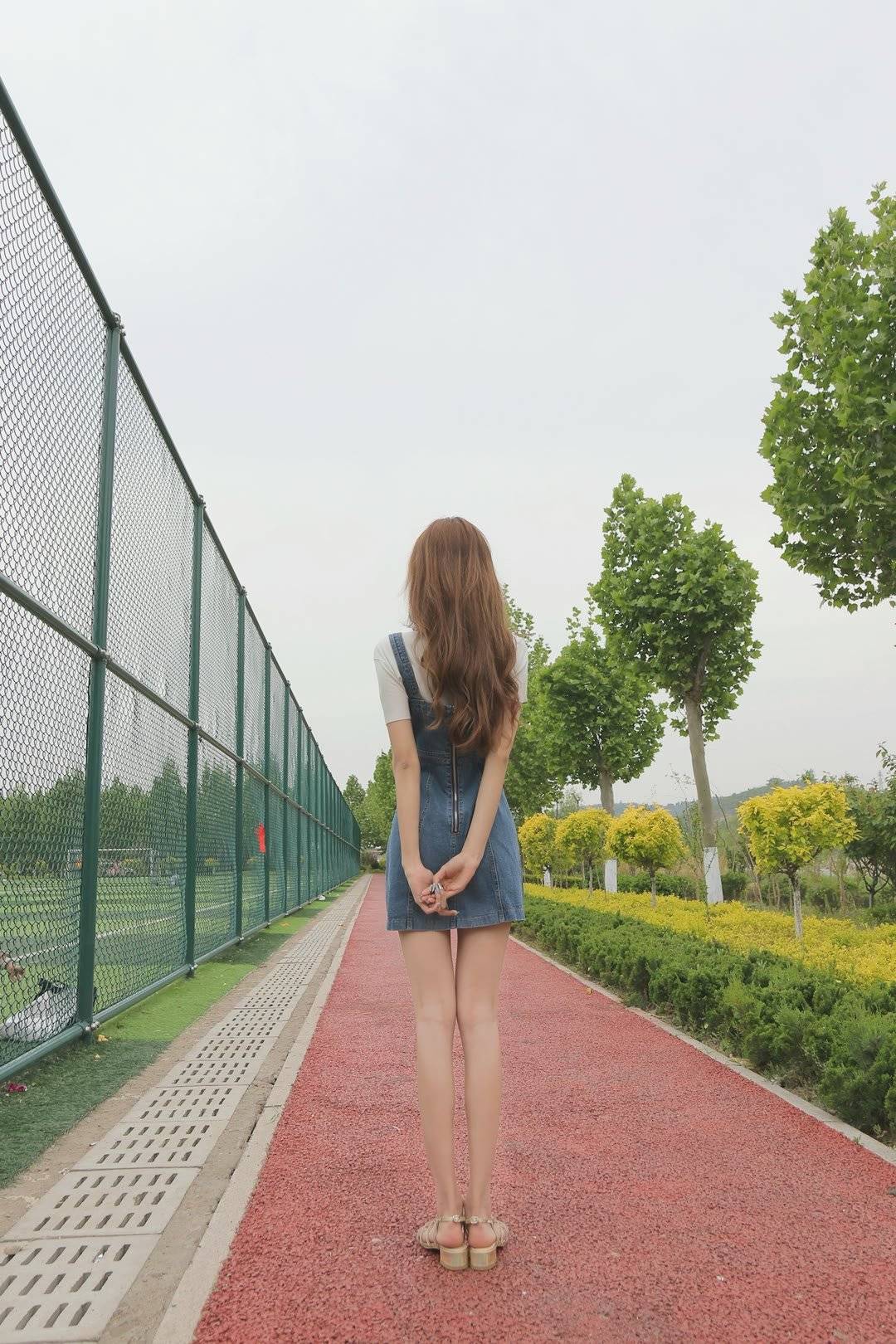 一件白色的短袖t恤,搭配高腰的牛仔短裤,处处彰显青春的活力