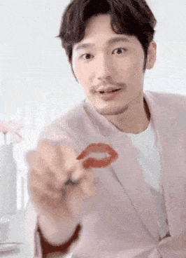 西装|?男星彩妆太油腻!张艺兴像年画娃娃，灵超的病态妆让人直呼可怕