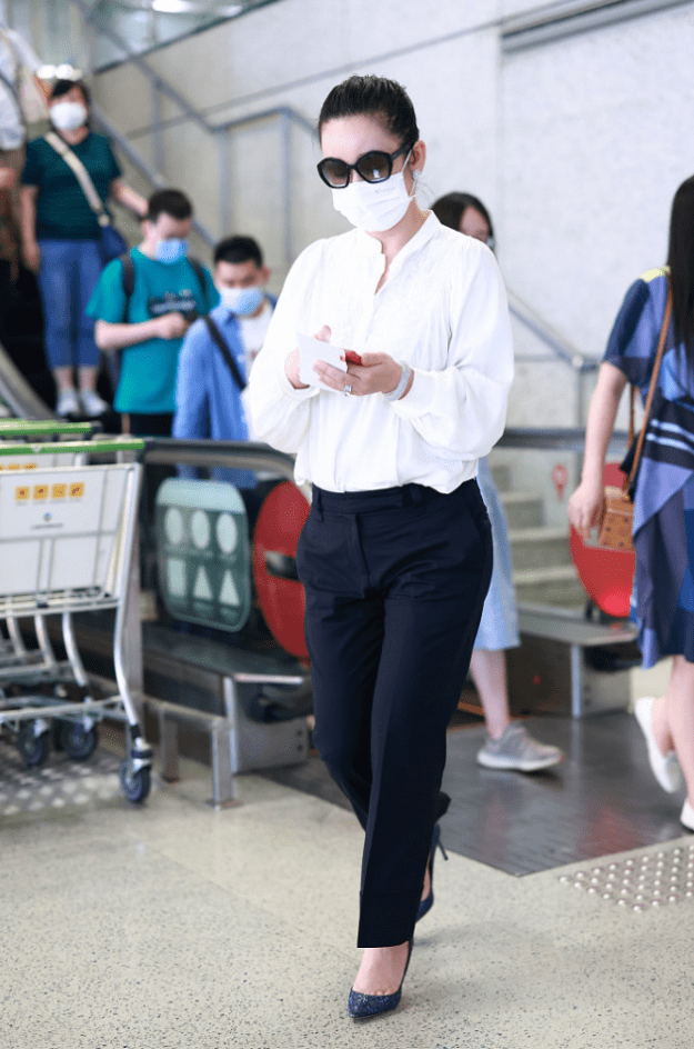 整体|秦海璐的气质太好了,烂大街的白衬衫都能穿得很好看,不扮嫩真美