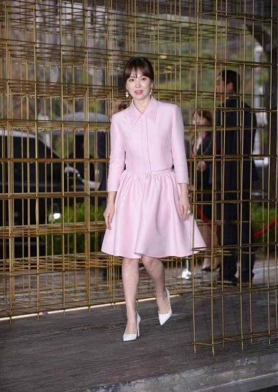 颜色|来跟宋慧乔学穿搭，瞬间让自己成为韩范女神，粉色裙子高级减龄