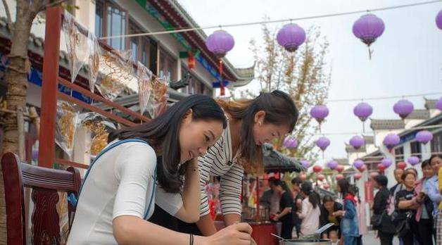 她是安徽美女主持人周群婚变早有端倪自己带三个孩子从不晒老公
