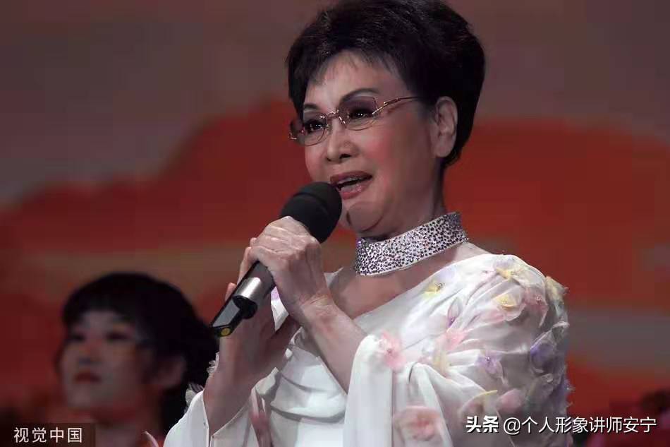 李谷一|75岁歌唱家李谷一保养太好了！穿小仙女裙很清纯，未修图只像40岁