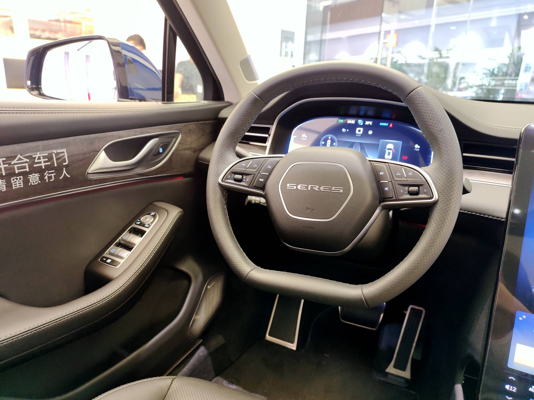 华为也卖车 实拍赛力斯sf5 增程式电动新选择-汽车-中华快讯网