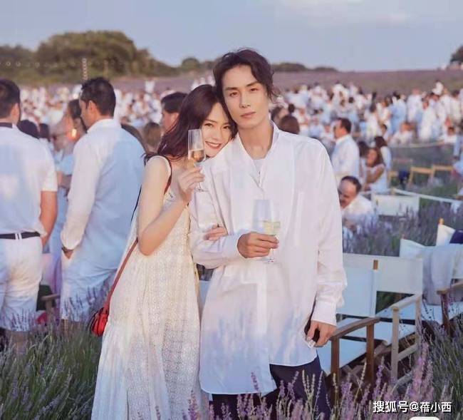 戚薇|又被戚薇的衣品折服了!“内衣外穿”搭配白色衬衫,潮流感十足