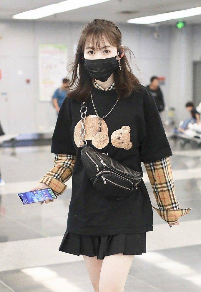 图案|马蓉辟谣怀孕传闻后现身机场，一袭短裙秀腿，t恤图案是亮点