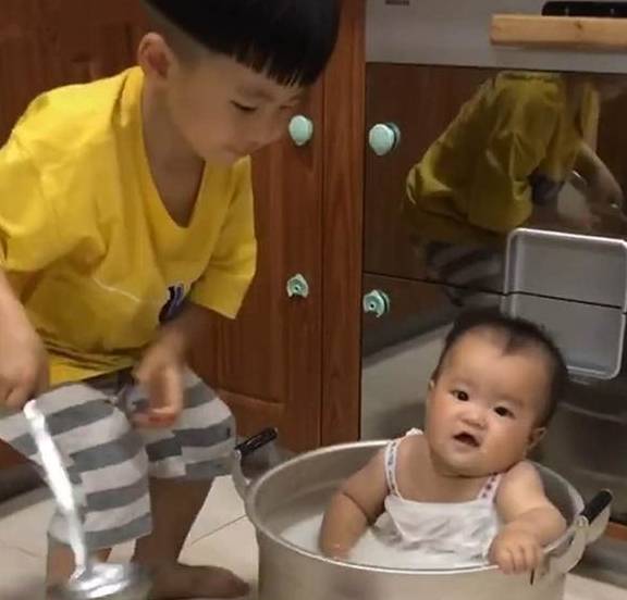 什么|4岁哥哥把1岁弟弟放到锅里，看到旁边的配料，宝妈真是欲哭无泪
