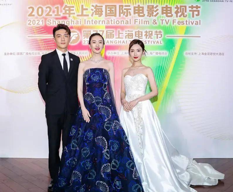 黑色|童瑶倪妮现身发布会！童瑶黑白配又壮又土气，倪妮内衣外穿更撩人