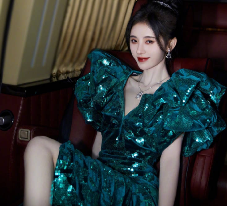 活动|鞠婧祎身高成迷？工作室晒图像有一米七，离开精修后生图大翻车？